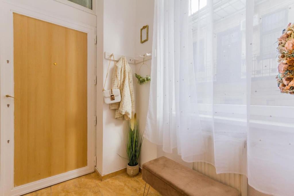 Trendy 2 Room Flat, Next To Corvin Mall Free Huge Garage! Ac,Dishwasher,Washmachine, Smart Tv Budapest Extérieur photo