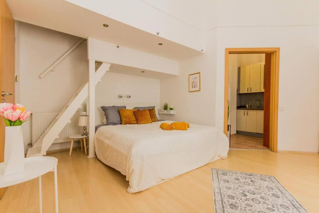 Trendy 2 Room Flat, Next To Corvin Mall Free Huge Garage! Ac,Dishwasher,Washmachine, Smart Tv Budapest Extérieur photo