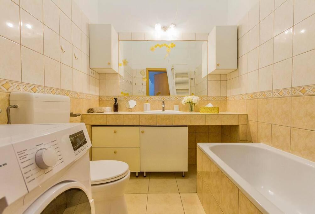 Trendy 2 Room Flat, Next To Corvin Mall Free Huge Garage! Ac,Dishwasher,Washmachine, Smart Tv Budapest Extérieur photo