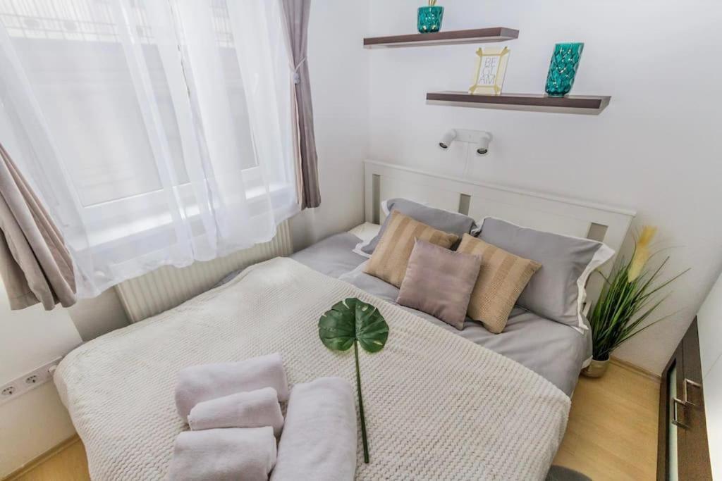Trendy 2 Room Flat, Next To Corvin Mall Free Huge Garage! Ac,Dishwasher,Washmachine, Smart Tv Budapest Extérieur photo