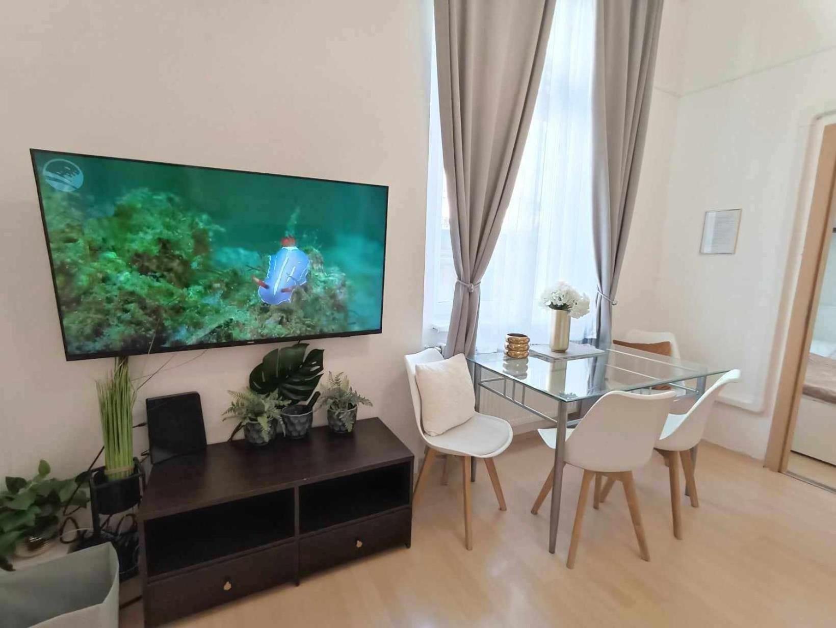 Trendy 2 Room Flat, Next To Corvin Mall Free Huge Garage! Ac,Dishwasher,Washmachine, Smart Tv Budapest Extérieur photo