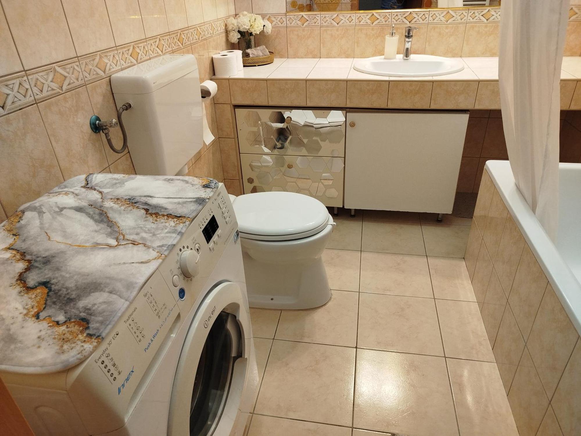 Trendy 2 Room Flat, Next To Corvin Mall Free Huge Garage! Ac,Dishwasher,Washmachine, Smart Tv Budapest Extérieur photo